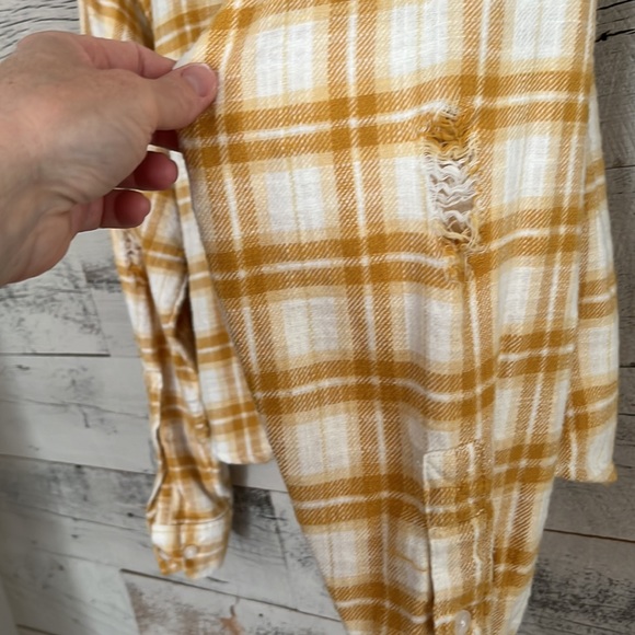 American Eagle women’s cropped distressed flannel shirt. Size medium - Picture 4 of 5